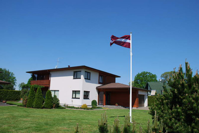 Stiklo pluošto vėliavos stiebas prie privataus namo